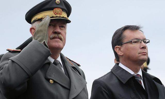 Generalstabschef Edmund Entacher (li.) mit Verteidigungsminister Norbert Darabos auf dem Heldenplatz zum Nationalfeiertag