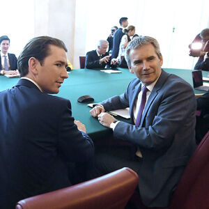 MINISTERRAT: KURZ / LOeGER