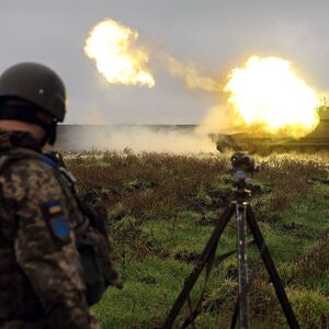 Ein ukrainischer Soldat steht nahe einer feuernden Panzerhaubitze 2S1 Gvozdika am 10. Oktober 2022 an der Frontlinie in der Region Donezk. 