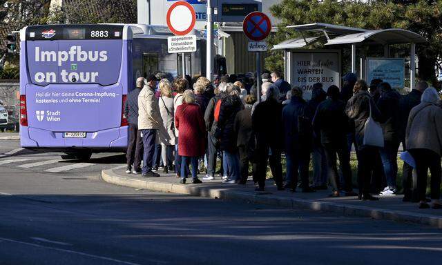  Impfwillige vor einem Impfbus in Wien-Döbling