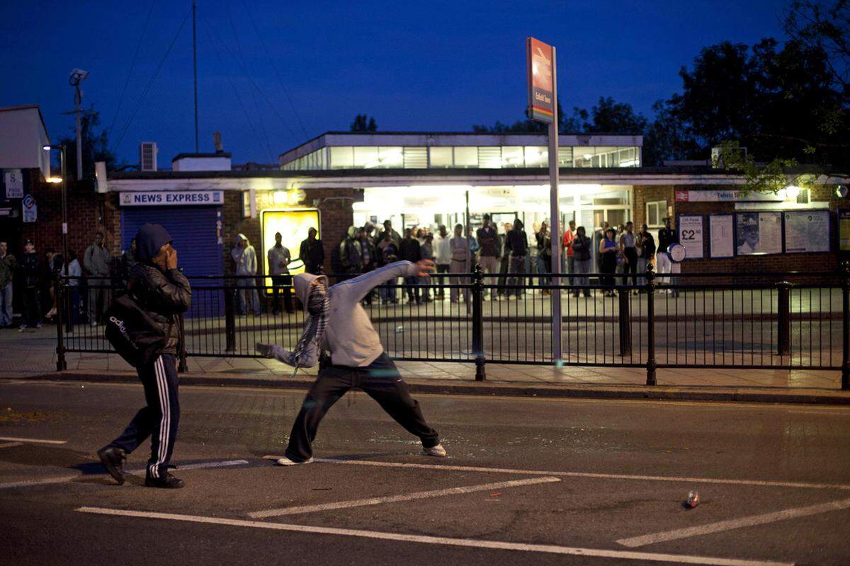 In der Nacht zum Montag griffen im benachbarten Stadtteil Enfield Jugendliche Polizisten an und warfen Fenster ein. Die Polizei spricht von "Trittbrettfahrern der Krawalle vom Wochenende.