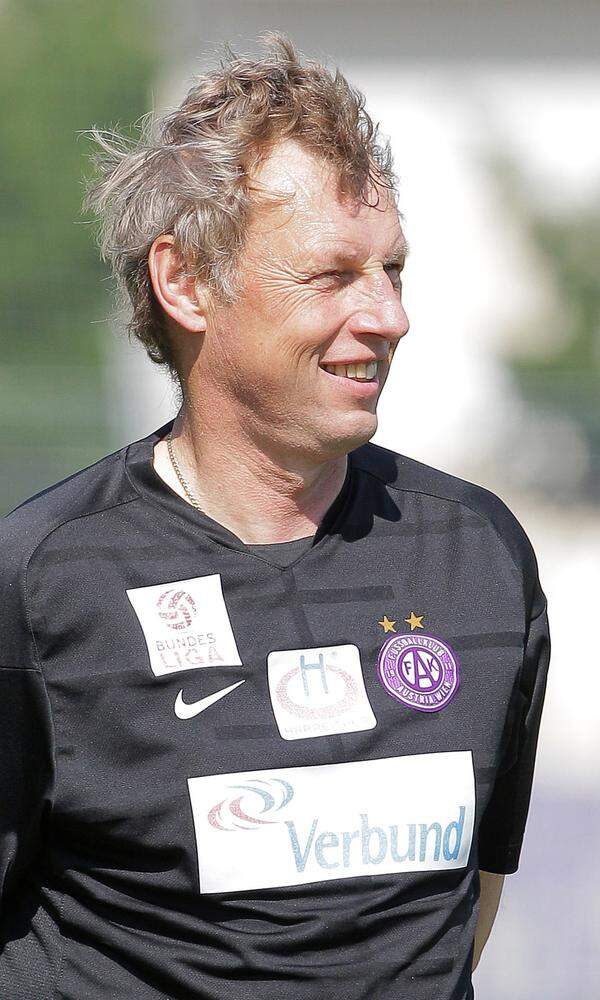 Für die nächsten drei Jahre nahm Karl Daxbacher auf der violetten Betreuerbank Platz und avancierte damit zum längstdienenden Austria-Trainer seit Wudi Müller in den 1970er Jahren. Daxbacher führte die Mannschaft auf Rang vier, zwei und drei und erreichte zweimal die Gruppenphase der Europa League. Dem Abwärtstrend der Saison 2011/12 musste er im Dezember gehen.