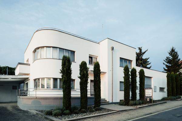 Im Jahr 1929 errichtete der Architekt Otto Prott im Norden der Pfälzer Weinstraße ein Gutsgebäude in neusachlicher, vom Bauhaus geprägter Formensprache. Es handelt sich um das Gebäude des Weingutes Kreutzenberger in Kindenheim.