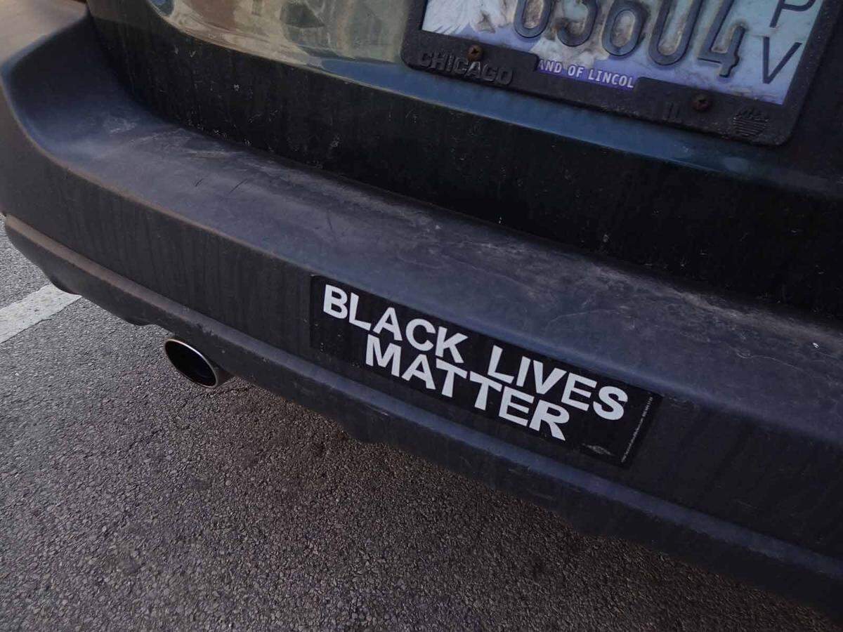 Black Lives Matter ist eine soziale Bewegung, die sich seit 2013 in den USA gegen die Ungleichbehandlung schwarzer Bürger vor Gesetz und Polizei wendet, um weitere Opfer zu verhindern, die der oft institutionalisierte Rassismus des Landes mit sich bringt. Es geht u.a. darum, Erschießungen, Ermordungen und Folterungen schwarzer Bürger durch weiße Polizisten aufzuzeigen.