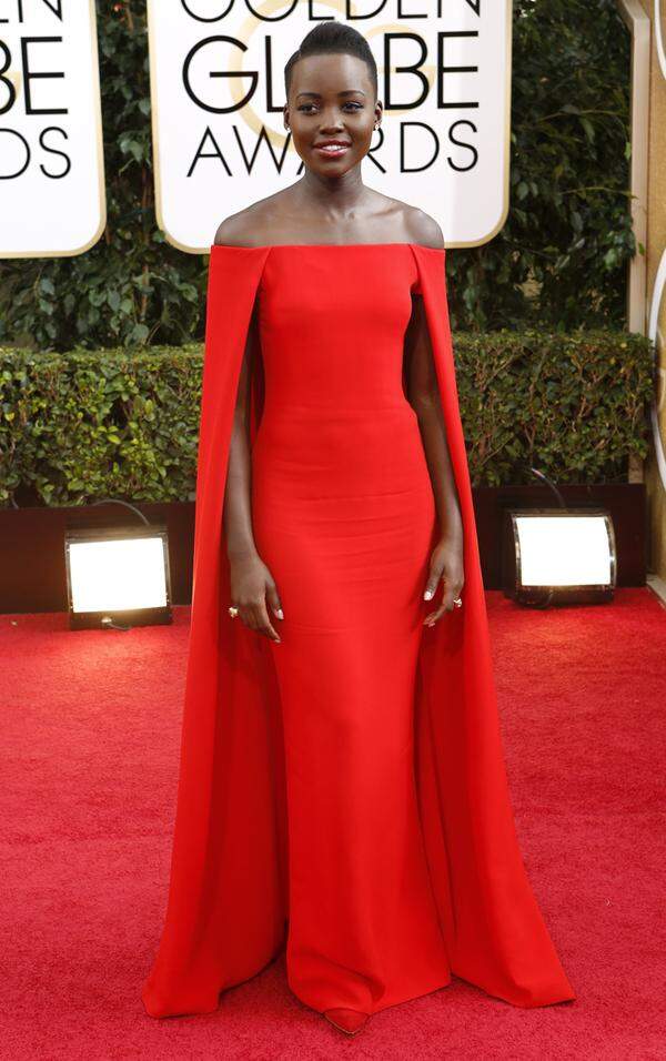 Bei den Golden Globes strahlte Oscargewinnerin Lupita Nyong'o in der roten Robe von Ralph Lauren den Fotografen entgegen.