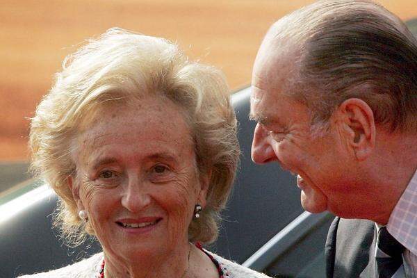 Sarkozys Vorgänger Jacques Chirac war für seine Seitensprünge berüchtigt, die ihm sogar den Spitznamen "Monsieur fünf Minuten, einschließlich Dusche" einbrachten. Ehefrau Bernadette, die von 1995 bis 2007 die Premiere Dame der Republik war, hält ihrem Mann dennoch bis heute die Treue.