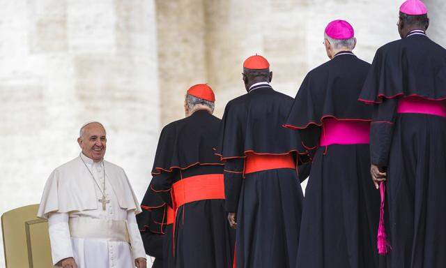 Papst Franziskus begrüßt Kardinäle.