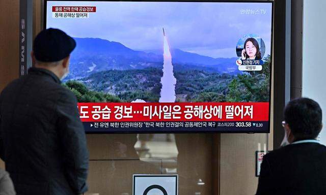 Fernsehaufnahmen der Raketentests durch Nordkorea, mit denen es gegen UN-Resolutionen verstößt. 