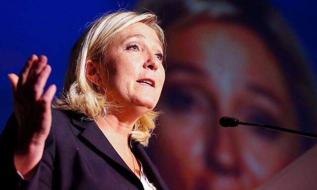 Marine Le Pen attackiert Merkel.