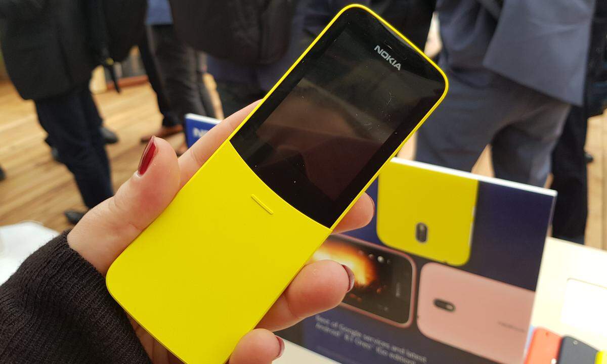 Das Nokia 8110 feiert in diesem Jahr eine Neuauflage und soll die Kunden zum HMD bringen. In Barcelona funktioniert es auf jeden Fall. Die Journalisten reißen sich um die Neu-Interpretation des 19 Jahre alten Klassikers. Tasten, ein Schiebe-Element und ein Display, auf dem sich kaum etwas erkennen lässt.