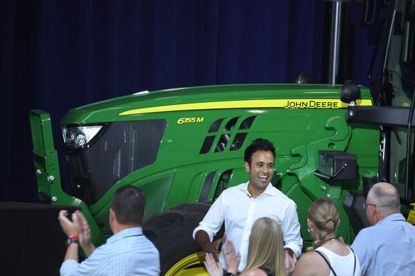 Vivek Ramaswamy: Der ehemalige Investor und Manager in der Biotechnologiebranche stieg im Februar in das Rennen um Nominierung der Republikaner ein. Er gründete 2022 eine Firma, die Unternehmen dazu drängen soll, ökologische, soziale und Corporate-Governance-Initiativen (ESG) aufzugeben. Der politische Außenseiter hat an der Basis für viel Gesprächsstoff gesorgt, da er als mögliche Alternative zu Trump gehandelt wird. 