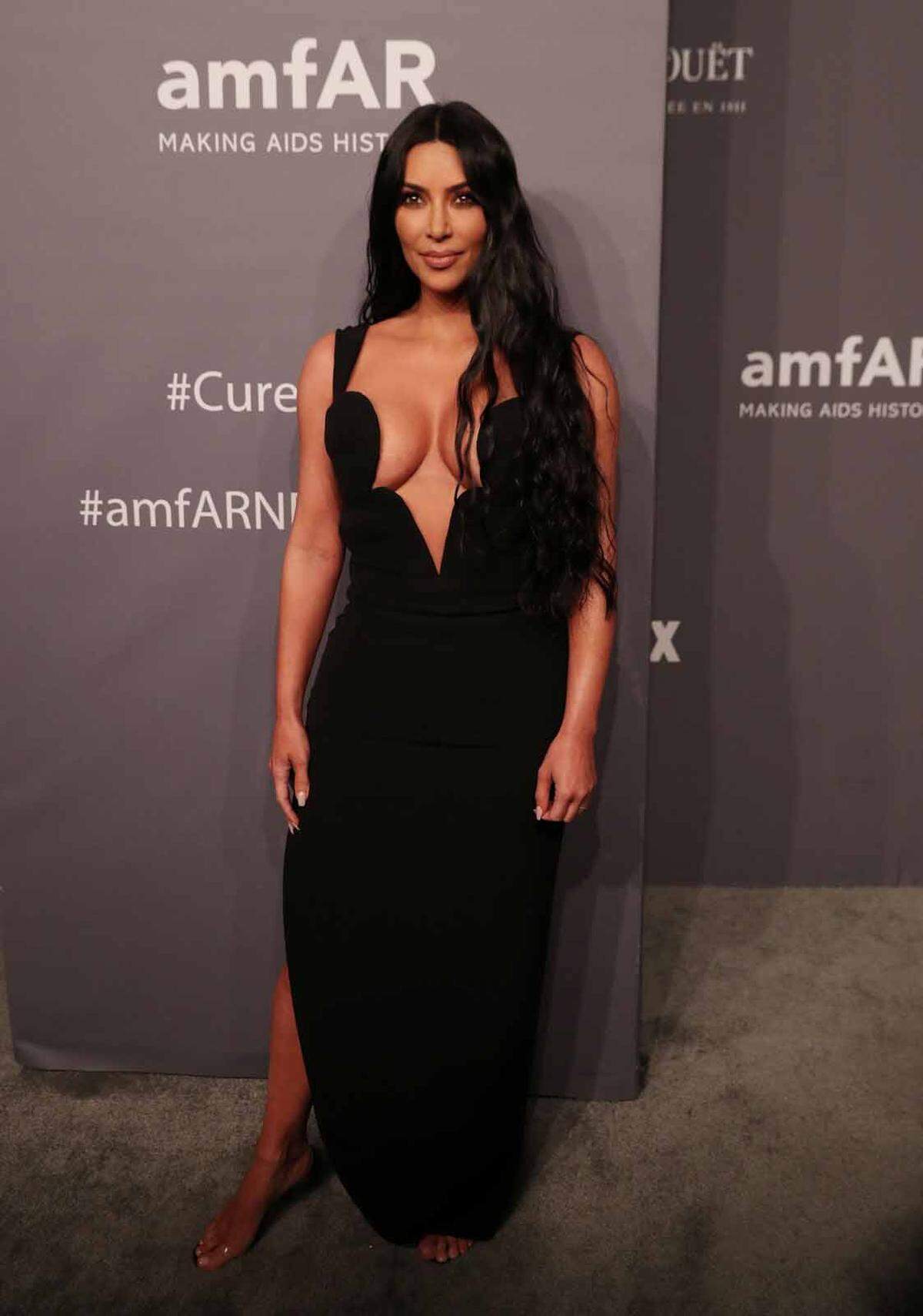 Kim Kardashian trat, ungewöhnlich bedeckt, in einem schwarzen Versace-Kleid auf den roten Teppich. Während Kardashian selbst auf der Bühne präsentierte, wurde eine andere geehrt ...