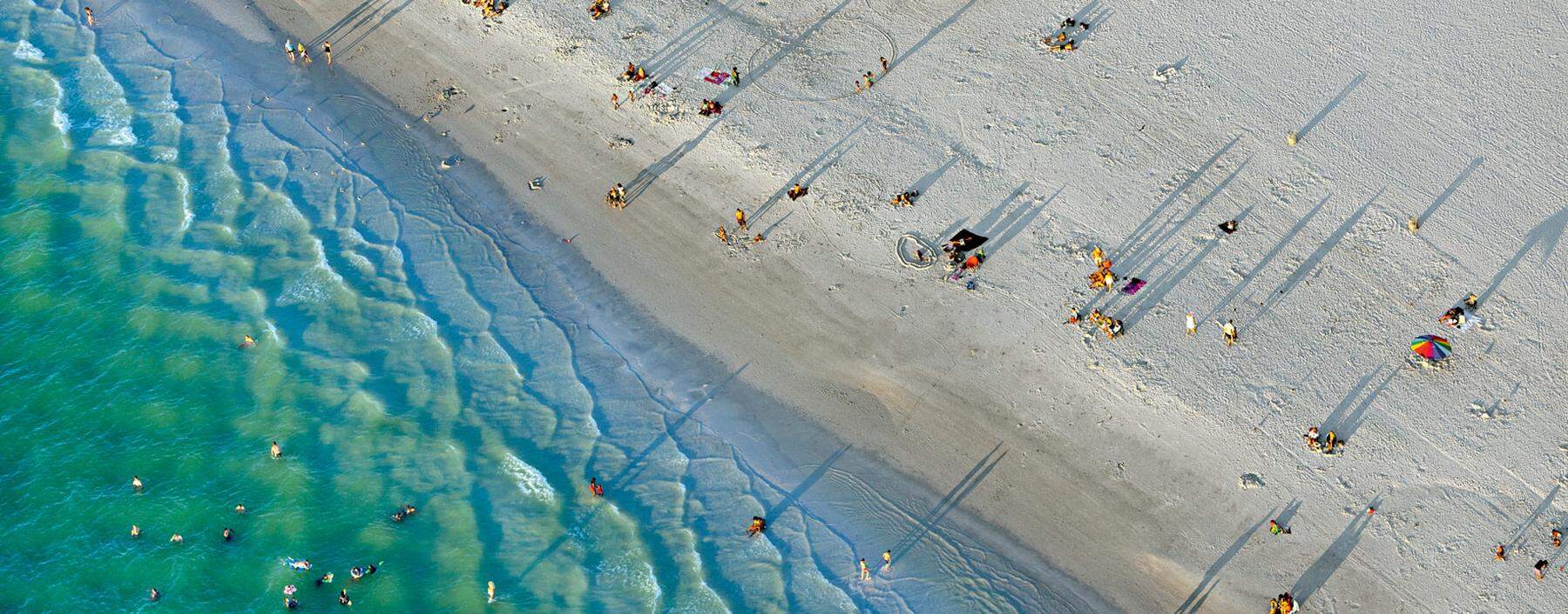 Schön weiß breitet sich der Strand in in St. Pete in der Tampa Bay aus.
