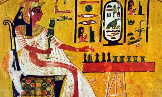 Die Königin Nefertari spielt Senet: eine ägyptische Grabmalerei von 1255 vor Christus.