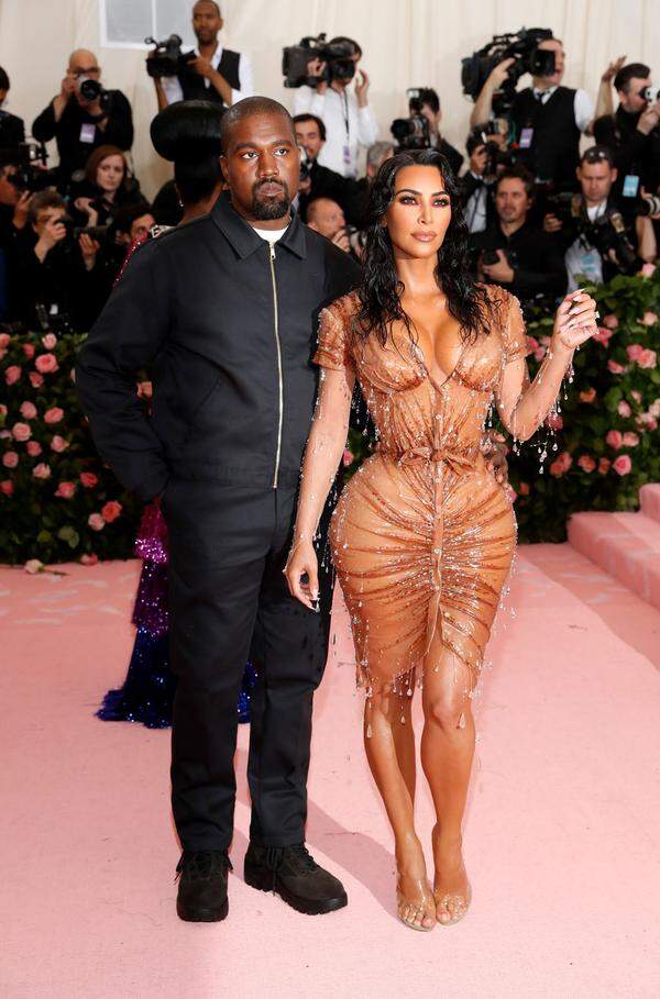 Wie dem Wasser entstiegen wirkte Kim Kardashian in einem Outfit von Mugler.