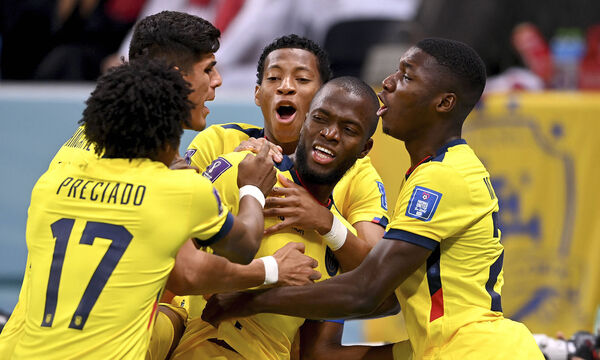 Enner Valencia trifft zwei Mal gegen Gastgeber Katar.