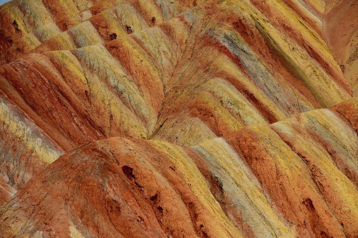 Die Felsenlandschaft im Nordwesten der chinesischen Provinz Gansu ist für ihre Farbvielfalt bekannt. Durch die Erosion von rotem Sandstein soll die Landschaft entstanden sein.