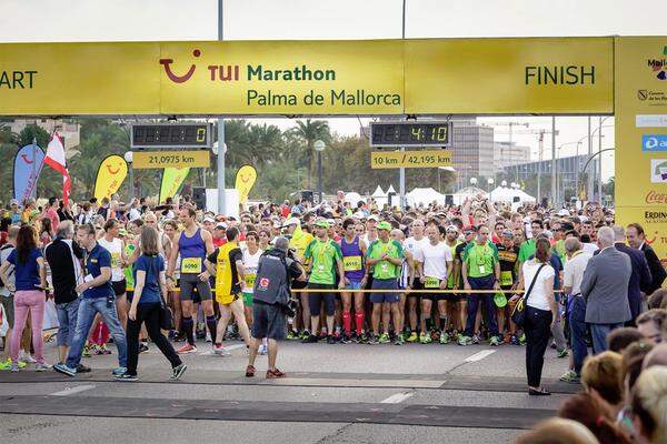 Weitere zehn Minuten später hat dann auch das Warten für die Halbmarathon-Läufer ein Ende. Los geht's.