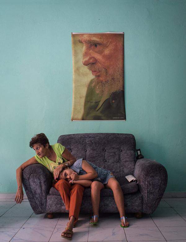 "Fidelity" nennt Kristina Kormilitsyna ihr Foto. Es zeigt ein Mädchen und seine Mutter, die in einer Polizeistation auf Kuba vor dem Porträt von Fidel Castro sitzen. 