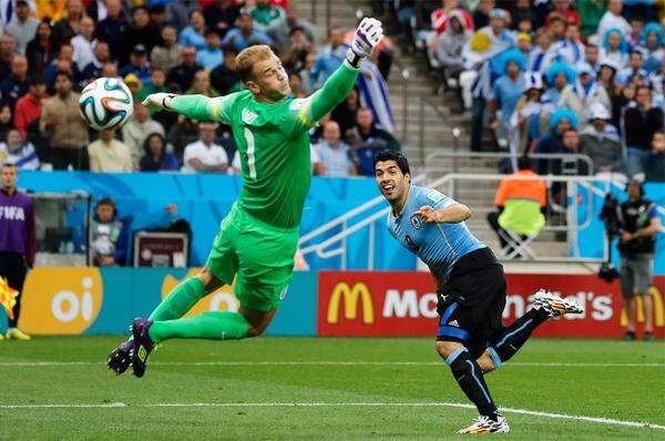 Der erste von zwei Streichen von Luis Suarez gegen England. Uruguay gewinnt das Schicksalsspiel der Gruppe D mit 2:1.