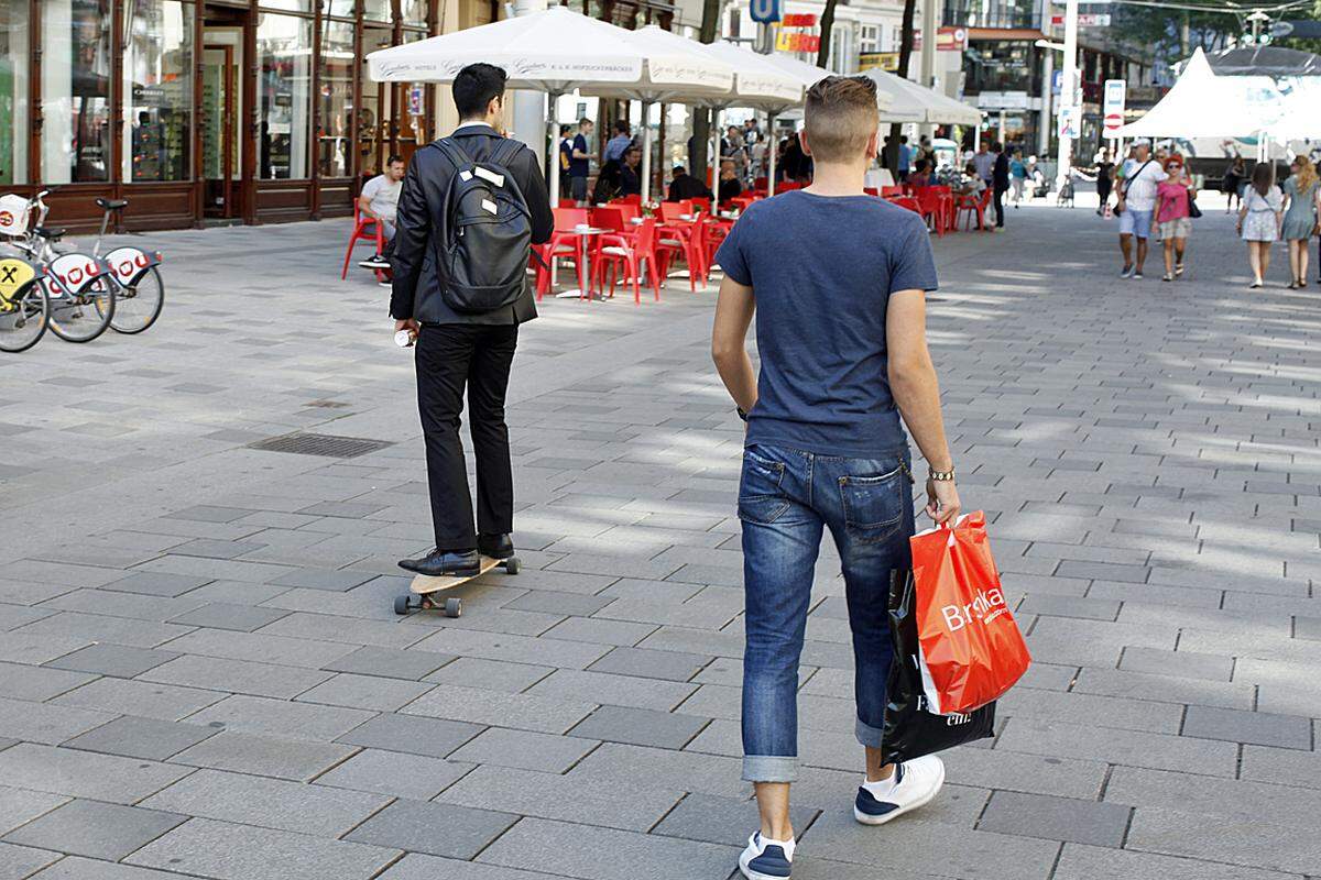 Das wissen auch jene zu schätzen, die mit Skate-, Longboard oder Roller unterwegs sind. Auch wenn es manchmal unübersichtlich wirkt, funktioniert die Shared-Space-Idee.