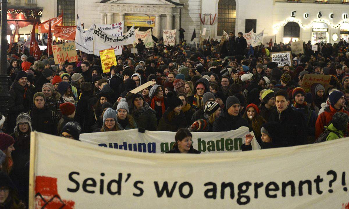 "Seid's wo angrennt", fragten Teilnehmer auf einem Transparent, andere verkündeten auf einem Plakat den "Winterschlussverkauf - Minus 100 Prozent auf Wissenschaft".