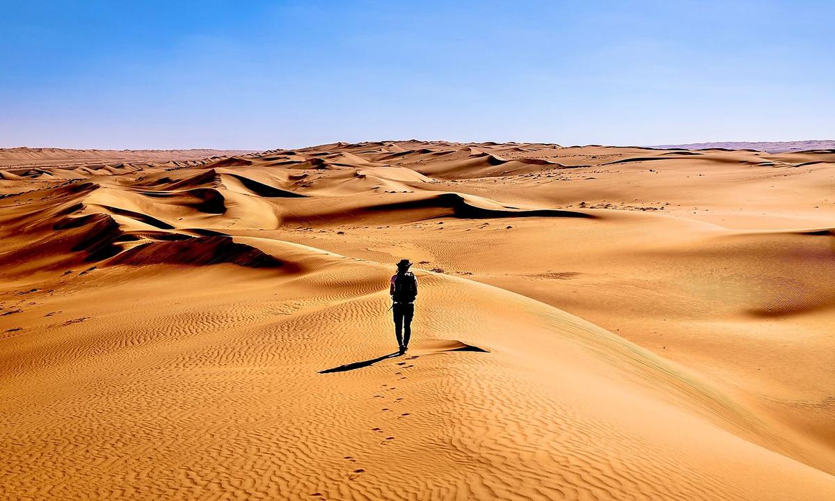 Die endlose Weite der Wüste Ramlat al Wahiba, auch bekannt als „Wahiba Sands“, erstreckt sich über eine Gesamtfläche von 12.500 Quadratkilometer.