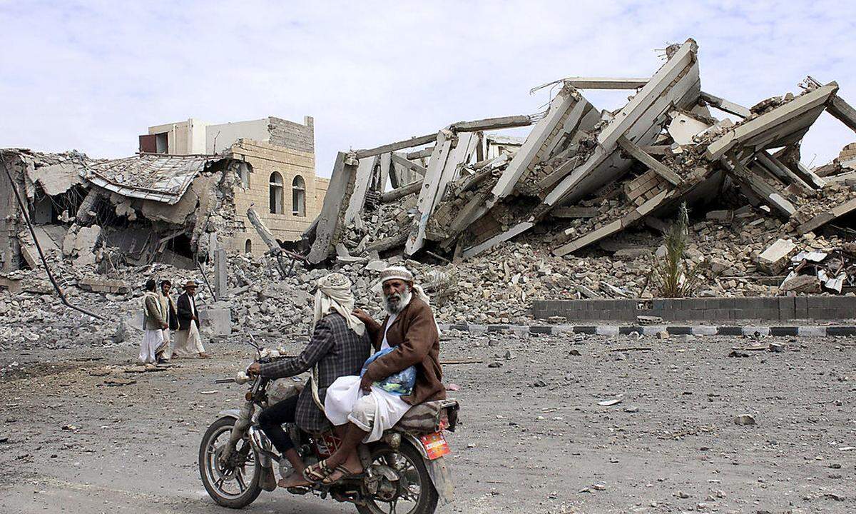 Im der Staat Saada sind viele Gebäude durch saudi-arabische Luftangriffe zerstört worden.
