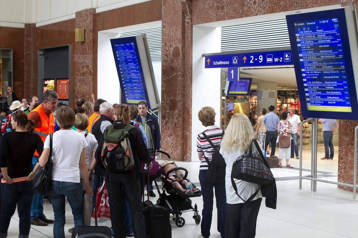 Salzburg ist Bahnknotenpunkt für etliche Fernverbindungen, die heute in der Folge bis zu einer Stunde Verspätung aufbauten. Am Wiener Westbahnhof war am Nachmittag die Ankunft der Railjet-Züge aus Bregenz und München (Planankunft: 13.30 Uhr) erst für 14.40 angekündigt.