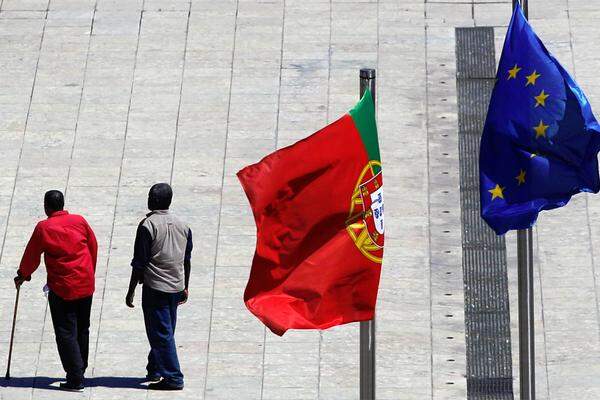 Und auch in Portugal gibt es eine nie dagewesene Wirtschaftsflaute. 2011 schrumpfte die Wirtschaft um 1,6 Prozent. Für 2012 sagt die Zentralbank ein Schrumpfen von 3,1 Prozent voraus. 2013 soll sich bestenfalls ein Plus von 0,3 Prozent ausgehen.