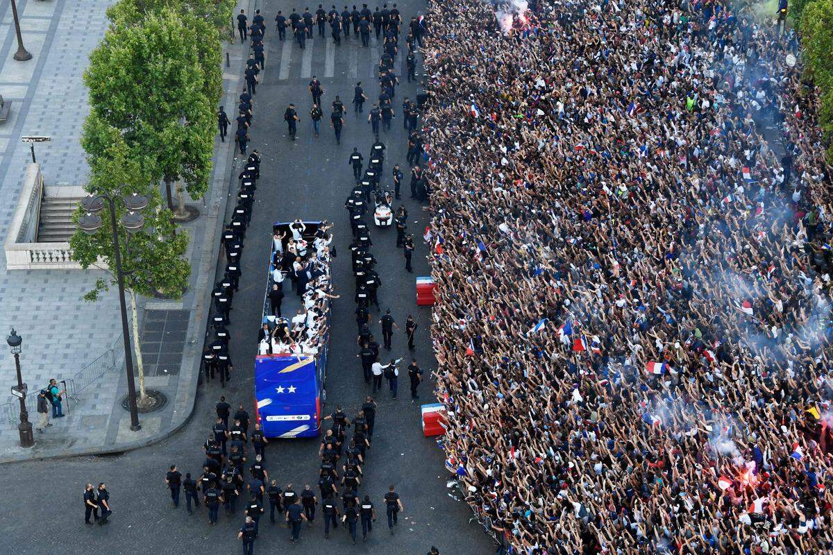 Hunderttausende Fans bejubelten ihre WM-Helden in Paris.