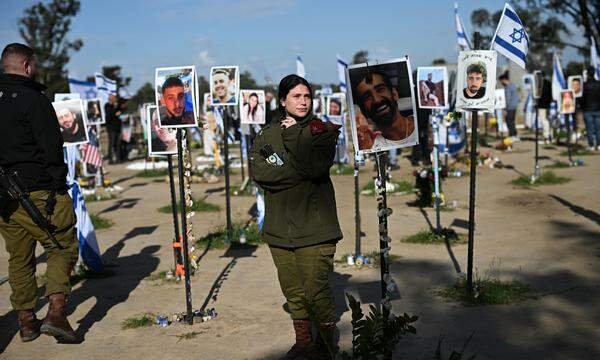 Am Gelände des Musikfestivals Nova nahe der Grenze zum Gazastreifen kamen rund 300 Personen ums Leben. Hier ein Bild vom 1. Februar - Besucher gedenken ihrer Freunde und Familienmitglieder.