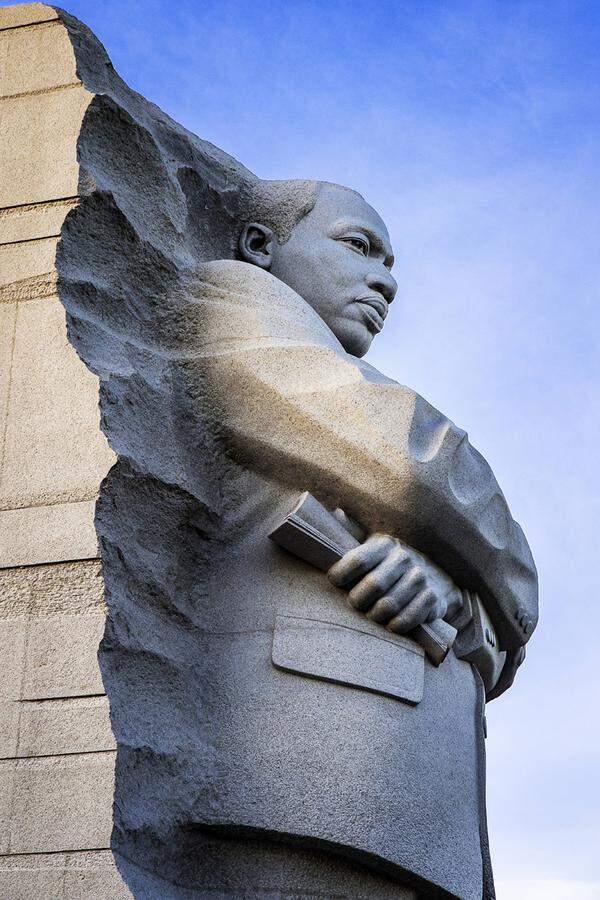 Am 28. August 1963 schreibt der Bürgerrechtler Martin Luther King vor 250.000 Menschen am Lincoln Memorial Geschichte. Der Anlass ist der Marsch auf Washington für Arbeit und Freiheit in Washington D.C., initiiert von sechs Menschenrechtsorganisationen. Die "I have a dream"-Ansprache wird zu den Meisterwerken der Rhetorik gezählt: „Ich habe einen Traum, dass sich eines Tages diese Nation erheben wird und die wahre Bedeutung ihrer Überzeugung ausleben wird. (…) Ich habe heute einen Traum!“