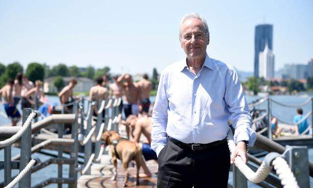 Sommerlicher Ausflug abseits des Konzertsaals: Richard Oesterreicher beim Treffen mit der „Presse“ an der Alten Donau.