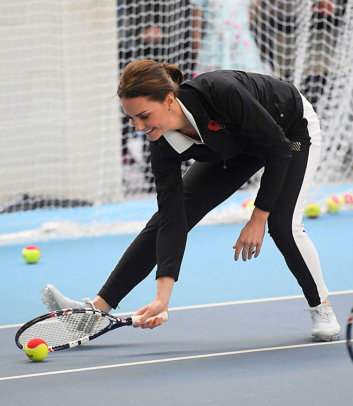 Schau mal, wer da krabbelt: Catherine Cambridge absolvierte Ende Oktober eine Tennis-Trainingseinheit in London, freilich nicht zum Privatvergnügen, sondern um junge Menschen zu inspirieren, zum Schläger zu greifen - sportlich natürlich. Zur Hose des High-end-Sportartikelherstellers Monreal London trug die Herzogin ein Paar Nike-Laufschuhe, über die wir uns dringend unterhalten müssen. Nachdem Kate Middleton schon vor wenigen Wochen Tod's-Heels mit Gumminoppen trug, liegt der Verdacht nahe, dass die futuristische Sohlenausfertigung mancher Modelle der Herzogin wirklich gefallen, so richtig sogar, und das wäre auch in Ordnung, trüge die Herzogin von Cambridge mehr Comme des Garçons oder Rick Owens, aber sie das tut sie nun einmal nicht, sie trägt Barbour oder Jenny Packham, und genau deswegen ergeben diese Schuhe einfach keinen Sinn.