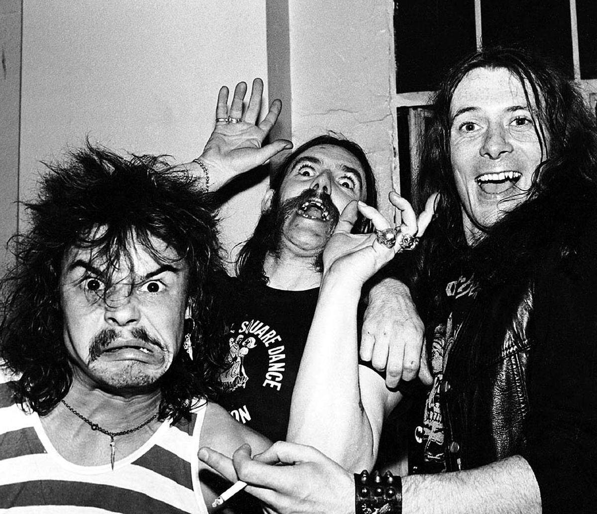 Drogen prägten von Beginn an auch Motörhead: Der Name ist ein Slang-Ausdruck für jemanden, der verrückt nach Speed ist, nach Geschwindigkeit oder Amphetaminen. "Okay, ich gebe zu, ich bin ein kleiner Speed-Freak, aber ich rühre kein Heroin an", sagte er 1972. "Deshalb lebe ich, und meine Kumpels sind tot." Foto: Motörhead-Besetzung: Phil Taylor, Lemmy und "Fast" Eddie Clarke