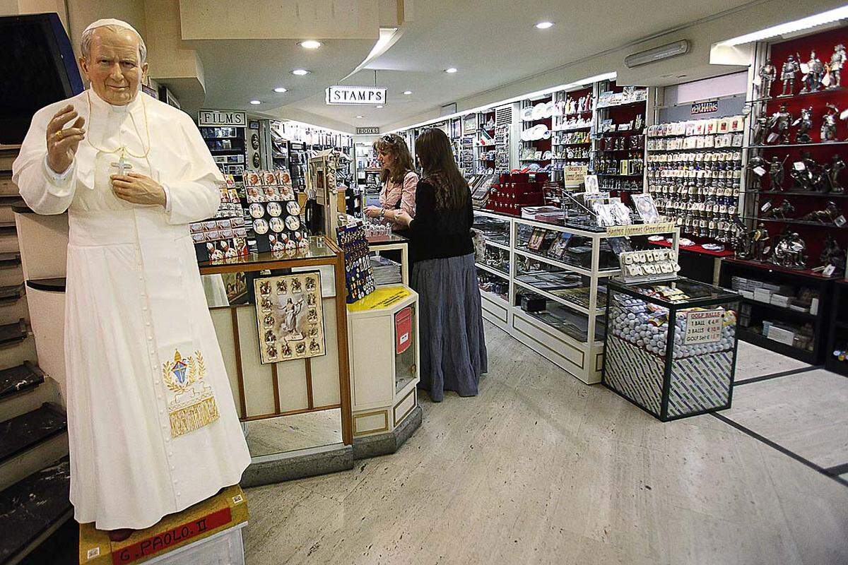 Nach drei Jahren mit negativen Zahlen - bedingt durch Mitgliederschwund und Entschädigungszahlungen für Missbrauchsopfer - hofft der Vatikan auf einen Erlös von einer Million Euro allein durch den Verkauf von Souvenirs.