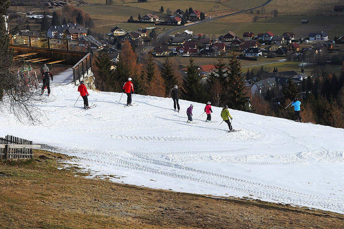 Nur wenigen Liftbetreibern gelang das Kunststück, genügend Kunstschnee auf die Hänge zu zaubern. Am Aineck in St. Margarethen im Lungau rutschten am Wochenende etwa 700 Skifahrer über die weißen Bänder. Immerhin zwei Lifte waren in Betrieb.