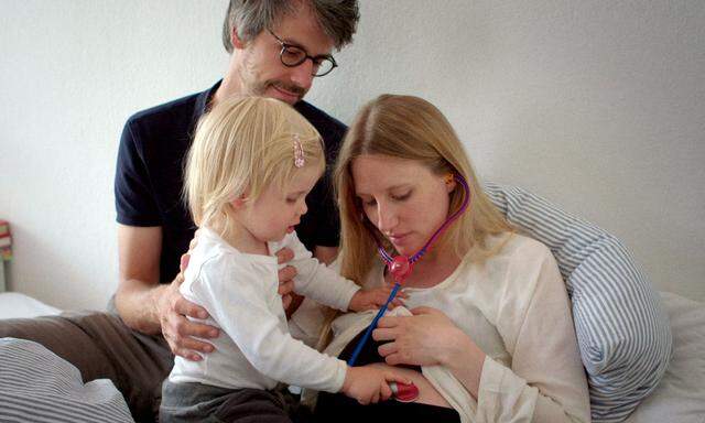 Regisseur David Sieveking, Filmkomponistin Jessica de Rooij und ihre gemeinsame Tochter, Zarija, spielen sich selbst – in „Eingeimpft – Familie mit Nebenwirkungen“. Ab 25. Jänner im Kino.