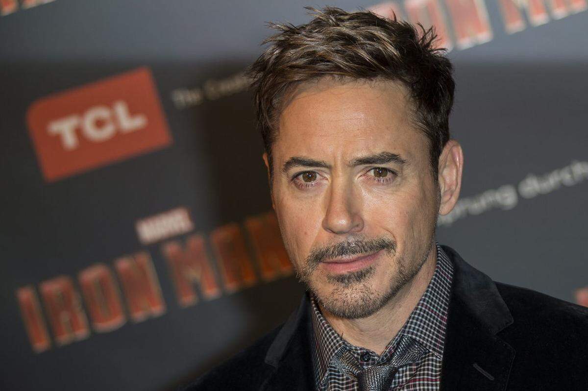 Kaum läuft es bei ihm gut, macht der Sohnemann Probleme. Seine Drogensucht kostete Robert Downey Jr einige Jobs, erst als der "Iron Man" seine spätere Ehefrau Susan Levin kennenlernte, wurde er clean. Jetzt wurde Downeys 20- jähriger Sohn Indio wegen Kokain- Besitzes festgenommen.