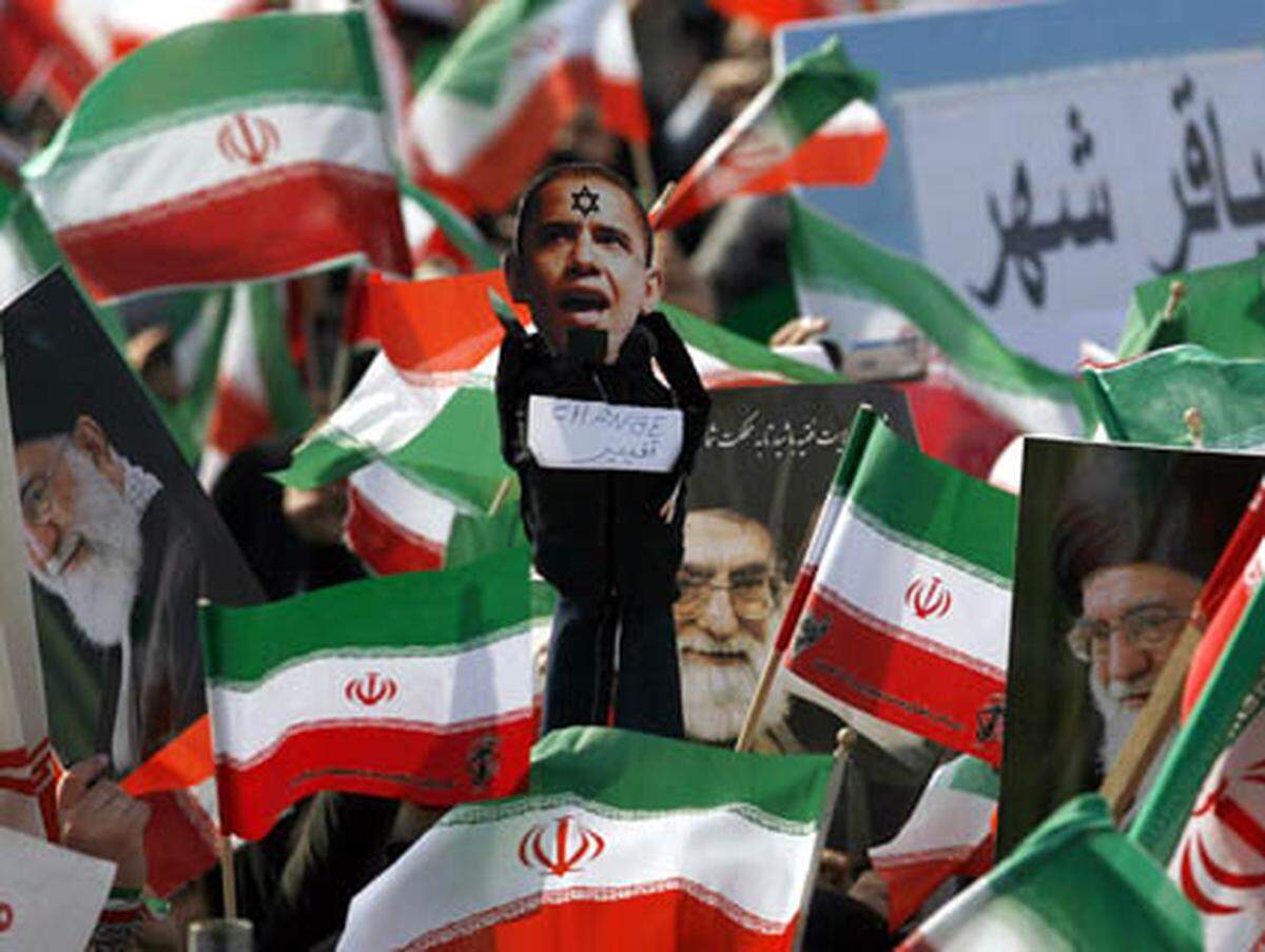 Die Teilnehmer der offiziellen Feierlichkeiten schwenkten iranische Flaggen und hielten Banner hoch, auf denen "Tod Israel" und "Tod den USA" geschrieben waren.