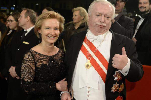 Wiens Bürgermeister Michael Häupl erschien mit Barbara Hörnlein und standesgemäßer Schärpe. Auch die Orden-Anzahl (rechts) ist nicht zu verachten.
