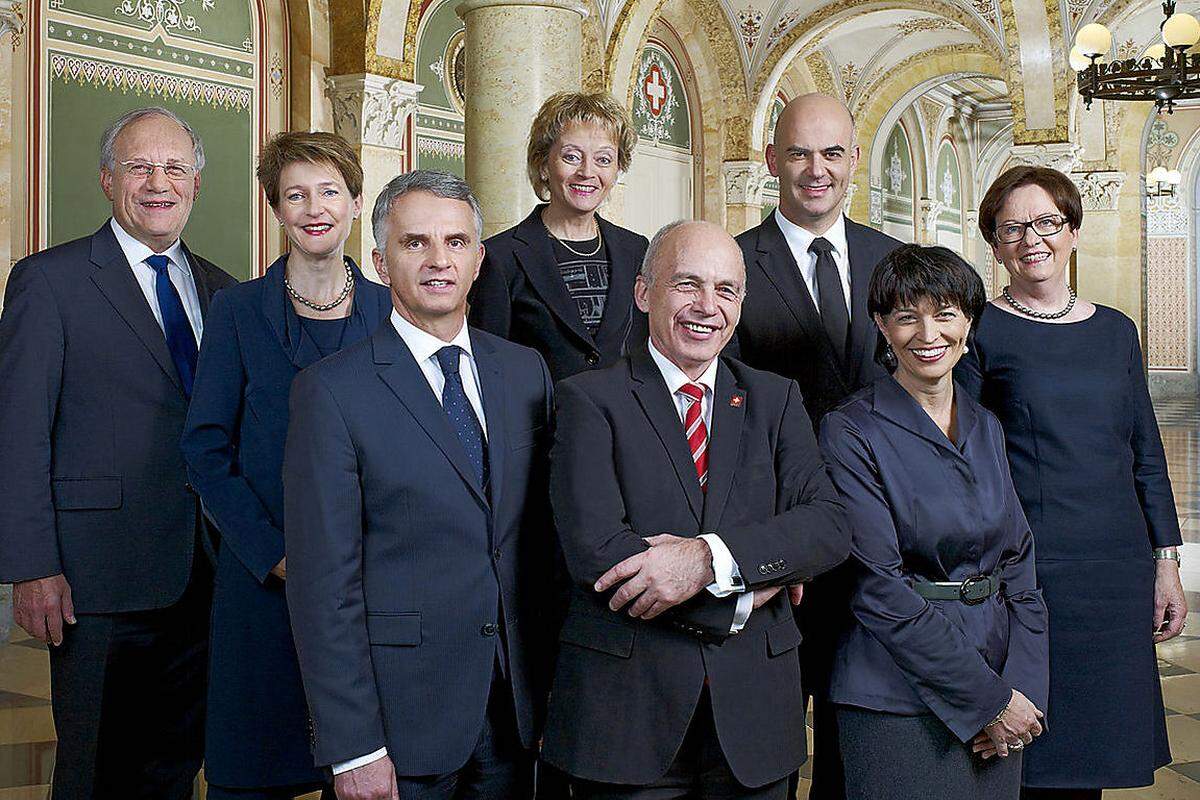 In der Schweiz ist der siebenköpfige Bundesrat das oberste Staatsorgan. Der Bundesratspräsident ist mit Ueli Maurer (5.v.li.) im Moment zwar ein Mann, doch er agiert als "Primus inter pares". Mit (von links) Simonetta Sommaruga, Eveline Widmer-Schlumpf und Doris Leuthard sind drei Frauen im Bundesrat vertreten, unterstützt von Bundeskanzlerin Corina Casanova (rechts), die Staatssekretär-ähnliche Aufgaben hat. Was die "19 aus 193" betrifft, so wird die Schweiz darin aber nur einmal gewertet.