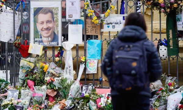 Kerzen und Blumen im Gedenken an den den bei einer Messerattacke auf dem Marktplatz in Mannheim getöteten Polizisten.