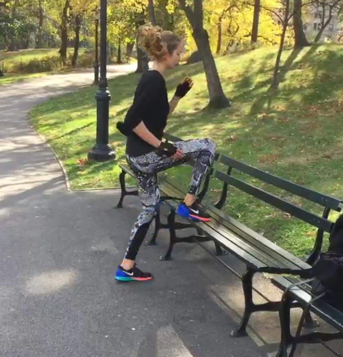 Das ungarische Model Eniko Mihalik trainiert statt im Fitnessstudio lieber im Central Park. 