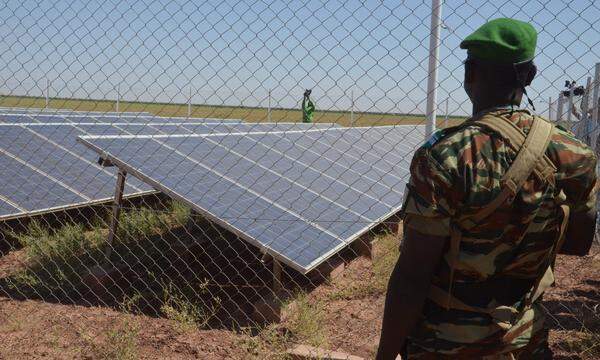 Selbst Solarenergie kommt in Nigeria nicht immer ohne Militärschutz aus. 