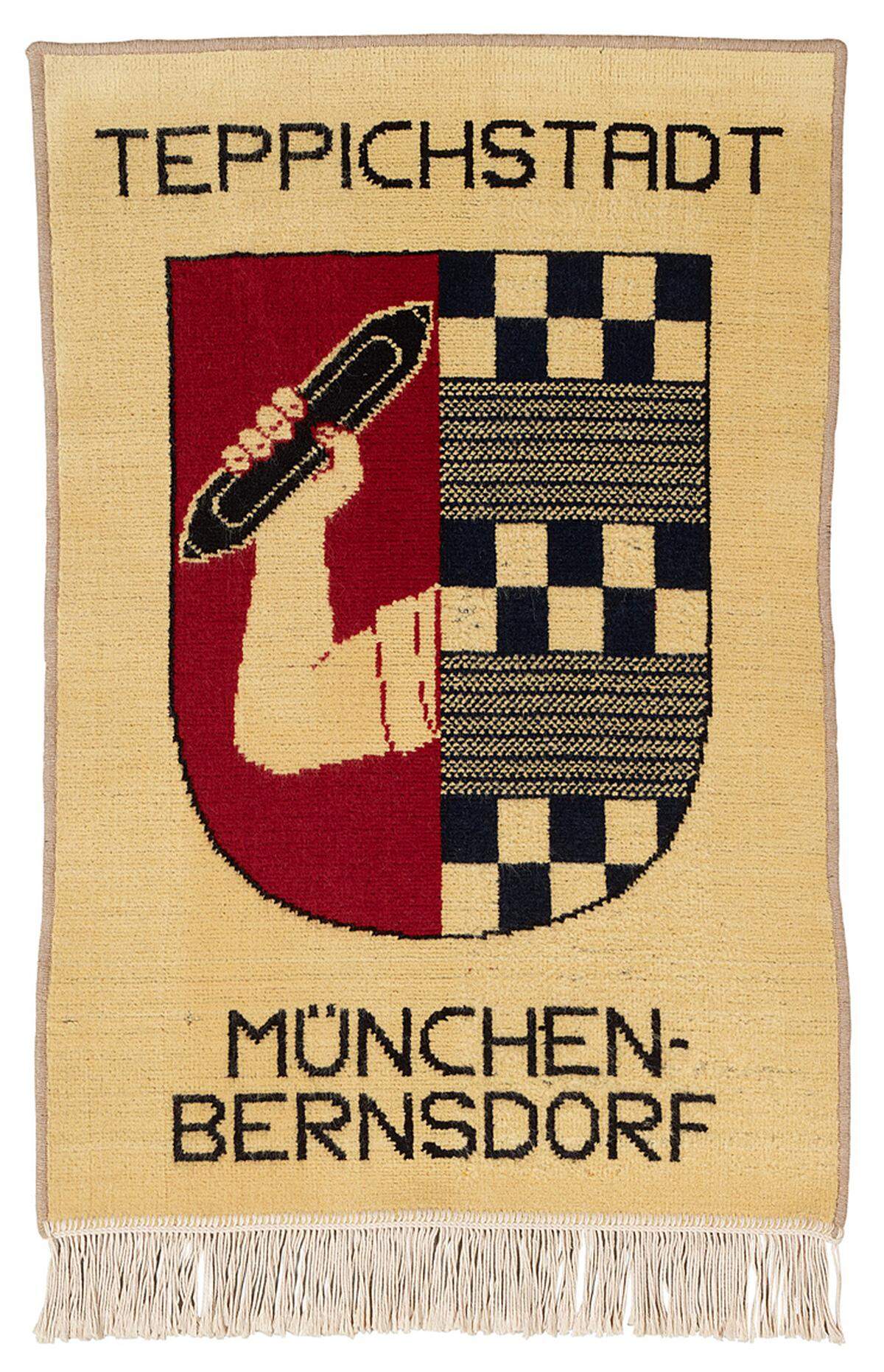 Ein Stück Handwerkskunst aus der DDR wird ab 8. Dezember im Aedes Kulturforum in Berlin ausgestellt - genauer gesagt 32 Stücke, denn es handelt sich dabei um Wandteppiche. Hergestellt wurden diese in der Teppichfabrik in Münchenbernsdorf in Thüringen, einst bedeutendes Zentrum der DDR-Teppichindustrie. Teppichstadt Münchenbernsdorf 1949 – 1990; 0,95 x 0,60 Meter