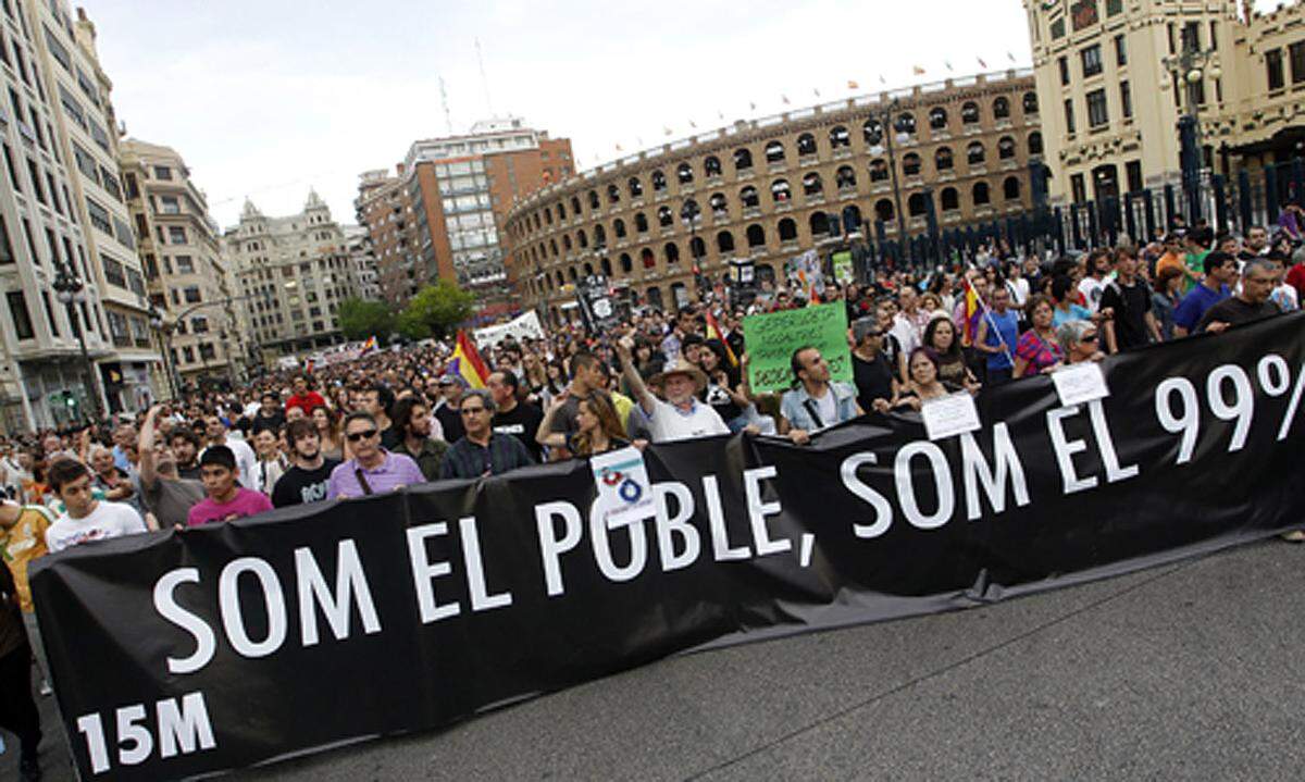 Insgesamt demonstrierten in rund 80 spanischen Städten zehntausende Menschen gegen die Politik von Ministerpräsident Mariano Rajoy, der mit rigorosen Maßnahmen im laufenden Jahr mehr als 27,3 Milliarden Euro einsparen will.