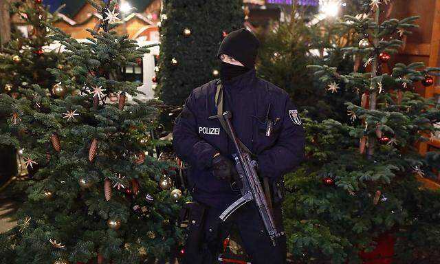 Die Polizei war nach dem Anschlag in Berlin im Großeinsatz, um Weihnachtsmärkte zu sichern.