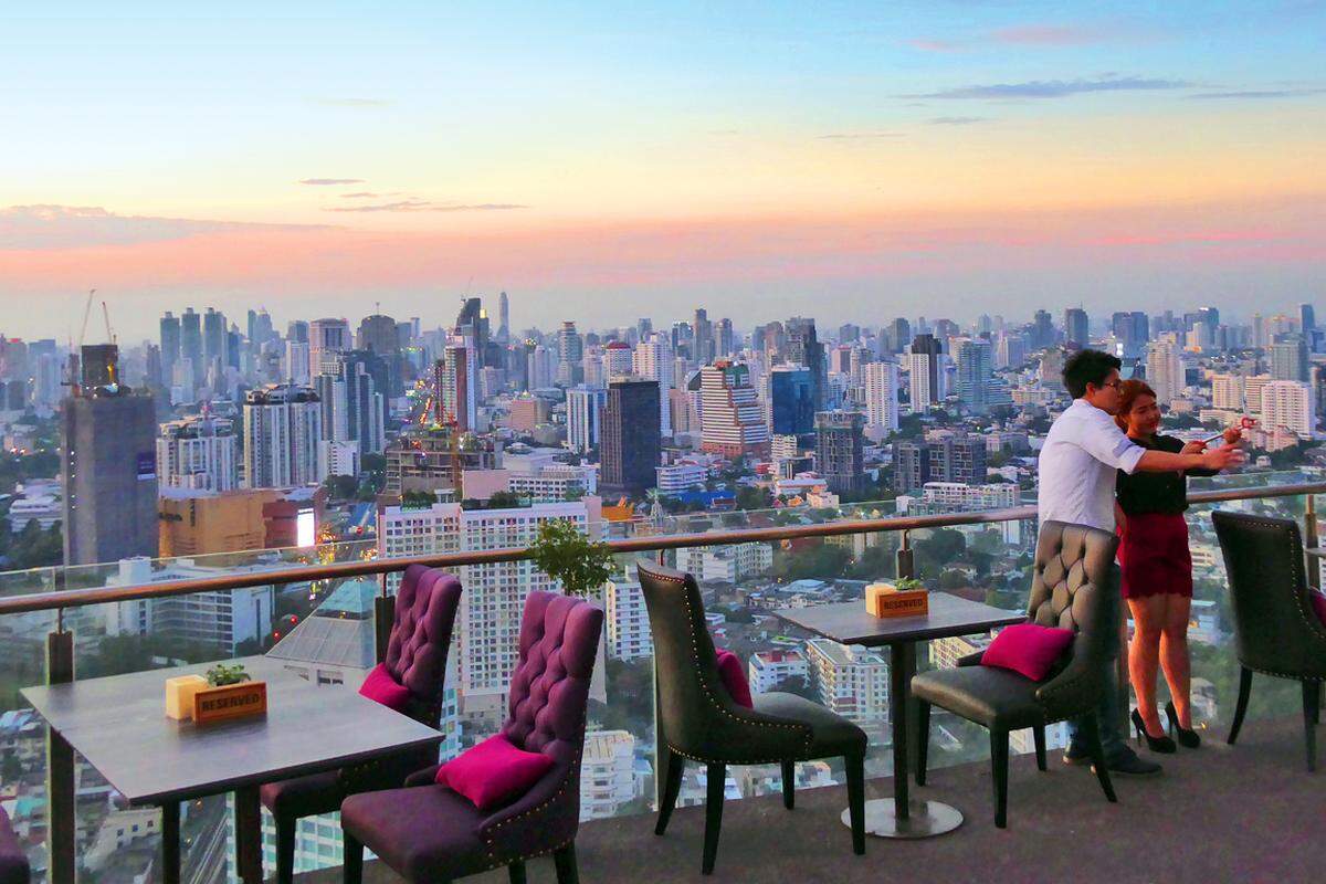 Cielo Sky BarStockwerk 46 Es geht hoch hinaus. Indoor: Bar, Weinbar, Restaurant – Thai-Italienisch, Spaß gibt es beim Outdoor-Lounging. Aussicht: fast rundum und auf Bangkok komplett, sehr schön der in der Nähe vorbei- und zum Meer määndernde Chao Phraya. Alles relaxed, easy going. Outdoor: einfaches Ambiente – wird peu à peu renoviert. Freundlicher Service. Ein echter Kick ist der Gang auf dem Skywalk mit durchsichtigem Boden auf diesem 46. Stock! Preiswert, tgl. 17–0 Uhr BTS Phra Kanong Exit 3;www.facebook.com/cieloskybar/